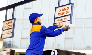 Giá xăng giảm, dầu tăng