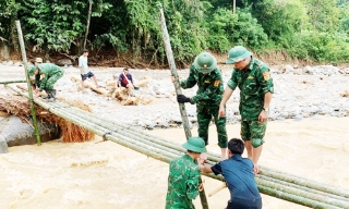 Bộ đội Biên phòng bắc cầu tạm cứu trợ người dân Nhôn Mai sau trận lũ quét