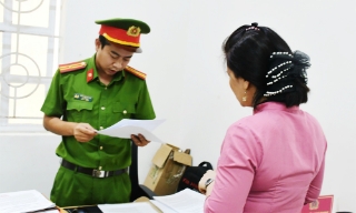 Bắt giam bảo mẫu ném bé trai 14 tháng tuổi xuống nền, chấn thương sọ não