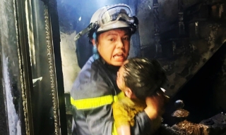 Cứu ba cháu nhỏ mắc kẹt trong đám cháy ở Hà Nội