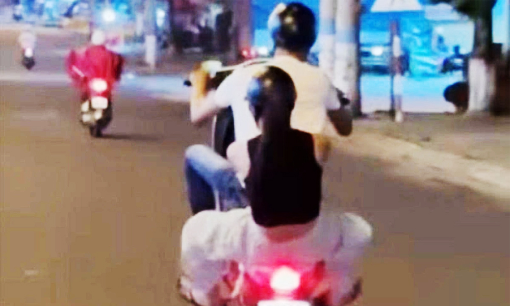  'Bốc đầu' 5 giây, nam thanh niên bị tịch thu xe máy