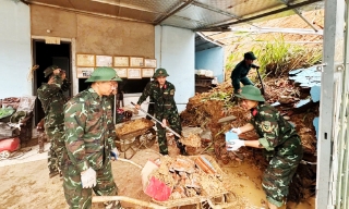 Nghĩa tình quân dân nơi tâm lũ