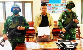 Bắt đối tượng có hành vi mua bán trái phép 10 bánh heroin