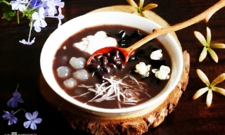 Công dụng bất ngờ khi cho đá lạnh vào nấu chè đậu