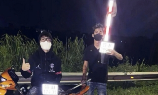 Tạm giữ 4 thanh, thiếu niên mang hung khí đập phá xe máy rồi livestream lên TikTok