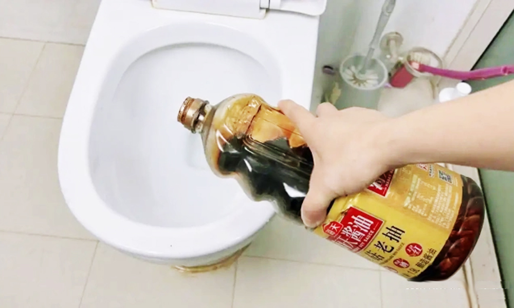  Tại sao nên nhỏ nước tương vào bồn cầu?