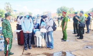 Tiếp nhận 353 công dân Việt Nam do phía Campuchia trao trả