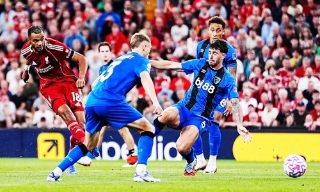 Liverpool thắng muộn ở trận khai mạc Ngoại hạng Anh