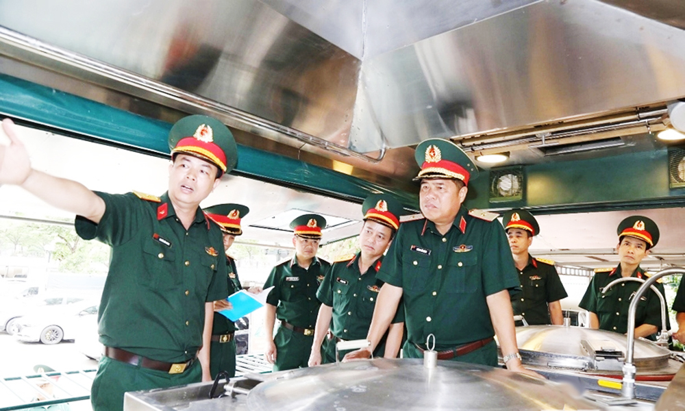  Kiểm tra công tác bảo đảm hậu cần cho khối xe pháo quân sự tập kết về Thủ đô Hà Nội
