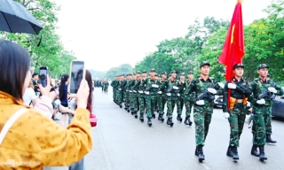 Hà Nội phát đồ ăn, nước uống miễn phí cho người xem diễu binh