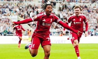Tiền vệ 16 tuổi giúp Liverpool thắng ở phút bù thứ 10