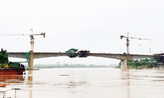 Hợp long cầu Phong Châu mới ở tỉnh Phú Thọ