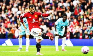 VAR giúp sức phút cuối, Man Utd chật vật thắng đội mới lên hạng