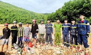 Giải cứu 5 người bị cô lập 2 ngày do mưa lũ ở Quảng Trị