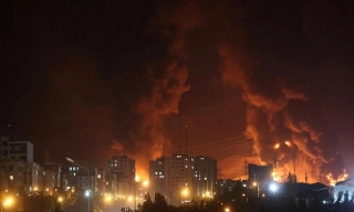 Iran và Israel tiến hành đợt không kích mới sau khi Tehran công bố tân lãnh đạo tối cao