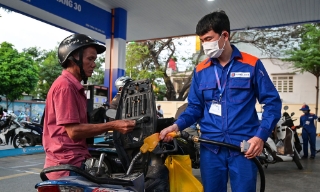 Giá xăng dầu giảm mạnh, có loại hạ tới hơn 4.000 đồng/lít