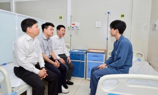 Tặng Bằng khen cho sinh viên dũng cảm cứu người trong đám cháy