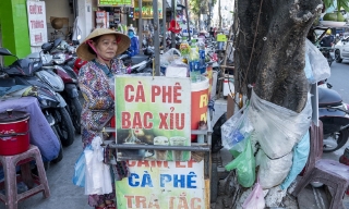 Người dân Đà Nẵng xoay xở với lệnh cấm kinh doanh trên vỉa hè