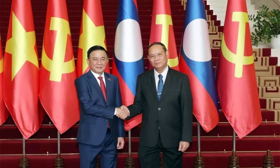 Lễ đón chính thức Thường trực Ban Bí thư Trần Cẩm Tú tại thủ đô Vientiane