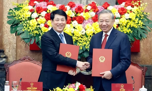 Lễ bàn giao công tác giữa Tổng Bí thư, Chủ tịch nước Tô Lâm và nguyên Chủ tịch nước Lương Cường