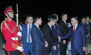 Thường trực Ban Bí thư đến sân bay Techo, bắt đầu thăm chính thức Campuchia