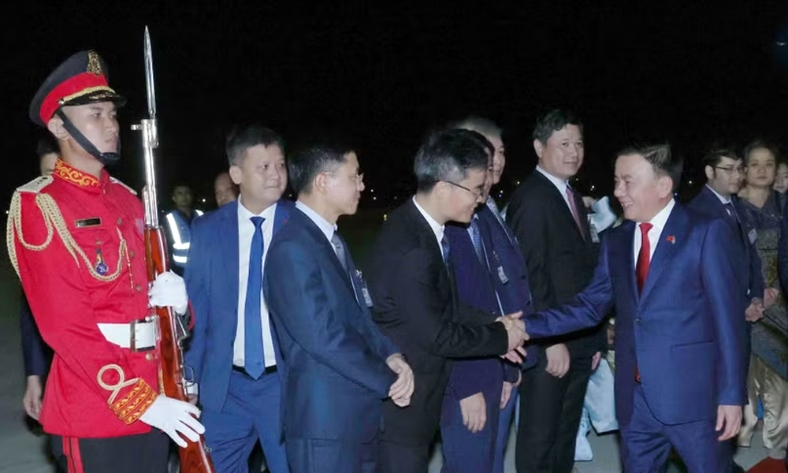  Thường trực Ban Bí thư đến sân bay Techo, bắt đầu thăm chính thức Campuchia