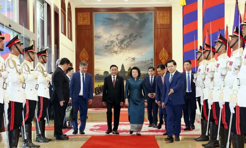  Lễ đón trọng thể Thường trực Ban Bí thư Trần Cẩm Tú thăm chính thức Campuchia
