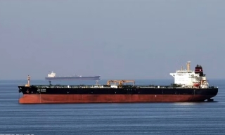Tàu chở dầu nước ngoài đầu tiên đi qua eo biển Hormuz sau lệnh ngừng bắn