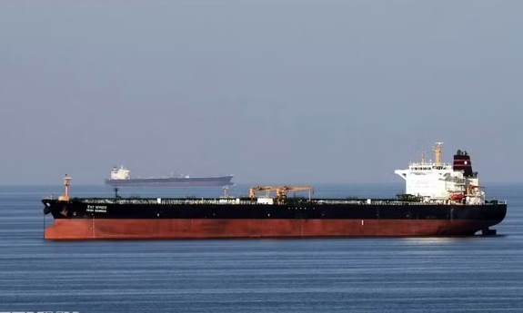 Tàu chở dầu nước ngoài đầu tiên đi qua eo biển Hormuz sau lệnh ngừng bắn