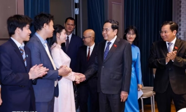  Chủ tịch Quốc hội gặp Hội sinh viên và các lưu học sinh tiêu biểu của Việt Nam tại Italy