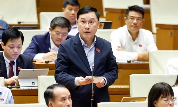 Tín dụng "chảy" vào bất động sản đầu cơ, người trẻ "chạy marathon với đôi chân bị trói"