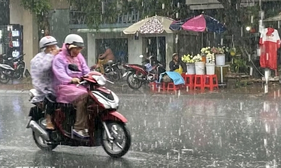 Ngày 23/4: Bắc Bộ dịu mát sau mưa lớn, Trung Bộ vẫn oi bức trên 37 độ C