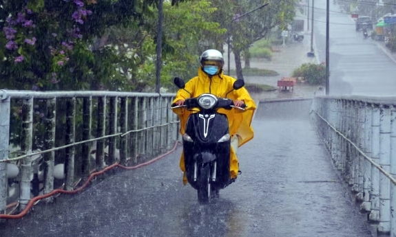 Thời tiết ngày 24/4: Trung Bộ mưa to diện rộng, có nơi trên 80mm