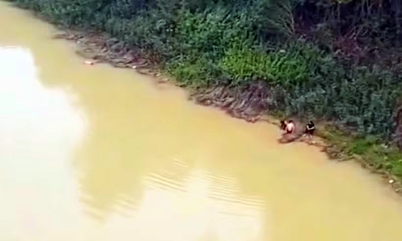 Hai học sinh Nghệ An lao xuống sông cứu bạn nữ thoát chết