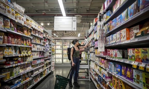 Niềm tin người tiêu dùng Mỹ thấp kỷ lục