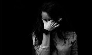 Ám ảnh 'thua kém bạn bè' đẩy người trẻ vào trầm cảm
