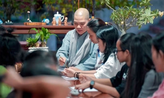 Trưng bày thư pháp mang triết lý Phật giáo đến gần hơn với đời sống hiện đại