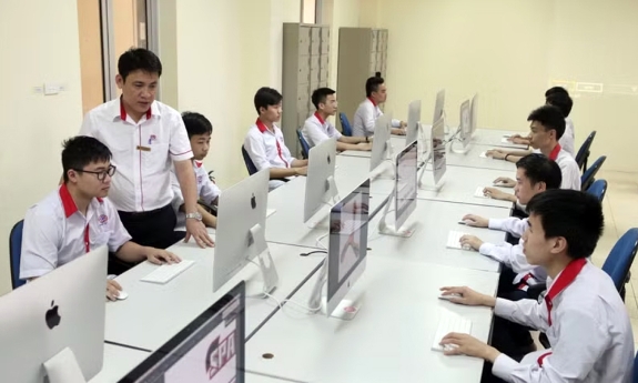 Mỗi viên chức chỉ được là giảng viên đồng cơ hữu của một cơ sở giáo dục