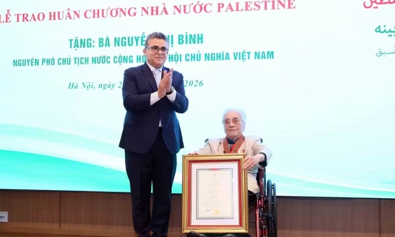 Trao Huân chương Ngôi sao Công trạng tặng nguyên Phó Chủ tịch nước Nguyễn Thị Bình