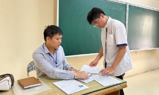 Thí sinh Bắc Ninh đội nắng gắt làm thủ tục thi lớp 10