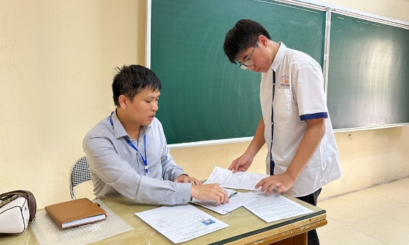 Thí sinh Bắc Ninh đội nắng gắt làm thủ tục thi lớp 10