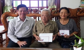 Trình Chủ tịch nước tặng quà cho người có công nhân dịp 79 năm ngày Thương binh-Liệt sỹ
