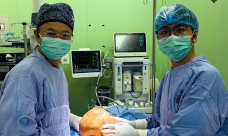 Các bác sỹ phẫu thuật thành công loại bỏ u vú nặng gần 4kg cho một bệnh nhân