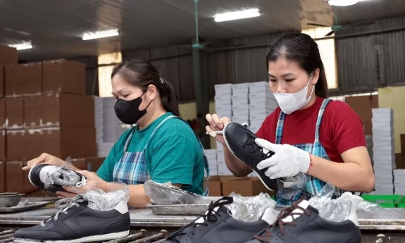 Thu nhập người lao động khởi sắc, áp lực chi phí sinh hoạt vẫn hiện hữu