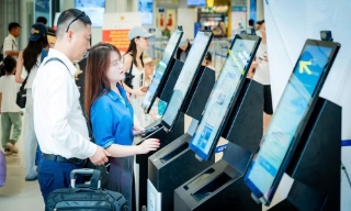 Hàng nghìn khách làm thủ tục Kiosk sinh trắc học tự động ở Sân bay Nội Bài