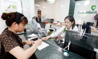 Huy động vốn dài hạn sôi động, lãi suất tiết kiệm biến động cục bộ