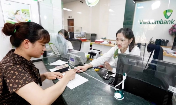 Huy động vốn dài hạn sôi động, lãi suất tiết kiệm biến động cục bộ
