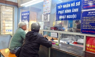 Nộp phạt nguội vi phạm giao thông: Đóng tiền online, vì sao vẫn phải đến trụ sở?