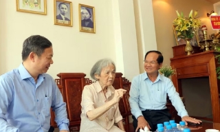 Dâng hương tưởng niệm 85 năm Ngày đồng chí Nguyễn Thị Minh Khai hy sinh