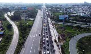 Hàng nghìn ô tô ùn ứ trên cao tốc Thành phố Hồ Chí Minh-Long Thành-Dầu Giây